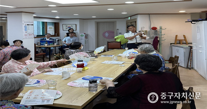 중부경찰서 경찰관들이 필동 경로당을 방문, 어르신들에게 노인안전 교육을 실시하고 있다. 