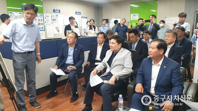 지상욱 국힘 중구성동을당협위원장과 서울시의회 박중화 교통위원장과 박영한 의원, 옥재은 의원 소재권 의원등이 청구역에서 양방향 전기 집진기 추진현황에 대해 보고를 받고 있다.