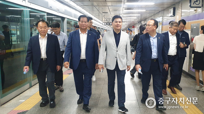 지상욱 중구성동을당협의원장을 비롯한 시·구의원들이 지하철 역사를 둘러보고 있다.
