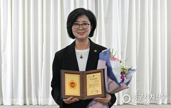 옥재은 서울시의원이 의정대상을 수상하고 있다.