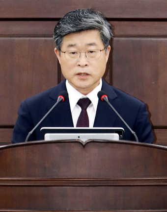 중구의회 본회의장에서 김길성 중구청장이 의원들의 구정질문에<br>
답변하고 있다.