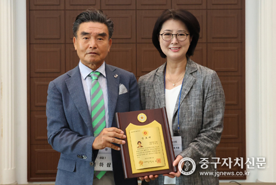 옥재은 시의원(우)이 성하삼 서울시 의정회장(좌)으로부터 공로패를 받고 있다.