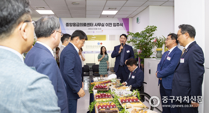 중앙응급의료센터 입주식에서 김성중 센터장이 사무실 이전에 대한 감사인사를 전하고 있다.