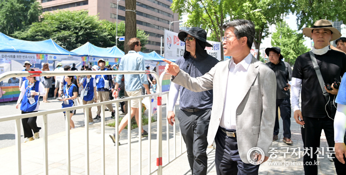 김길성 구청장이 7월1일 퀴어축제 현장을 찾아 안전사고 예방을 위한 점검을 하고 있다.