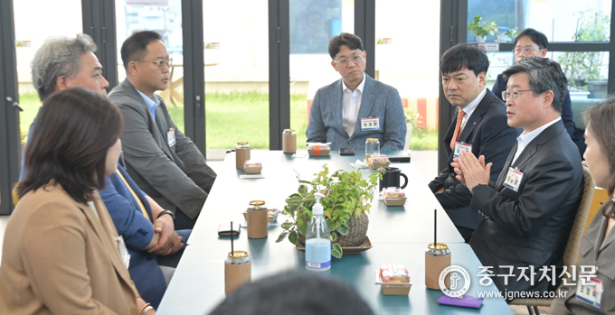 지난 5일 신당누리센터에서 김길성 구청장이 일자리 거버넌스 위원과 담소를 나누는 있다. 