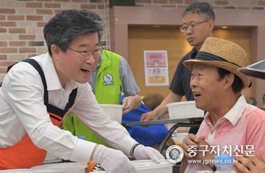 장충동 삼계탕 잔치에서 김길성 구청장이 어르신들에게 삼계탕을 직접 챙기고 있다.