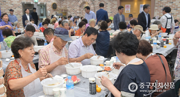 초복을 앞둔 삼계탕 잔치로 어르신들이 삼계탕을 맛있게 먹고 있다. 