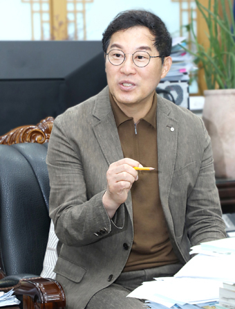 중구의회 길기영 의장이 본지와 인터뷰를 하고 있다.