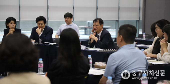 서울지방보훈청에서 서울시 및 자치구 보훈 담당자에게 보훈예우의 확대 방안에 대해 설명하고 있다. 
