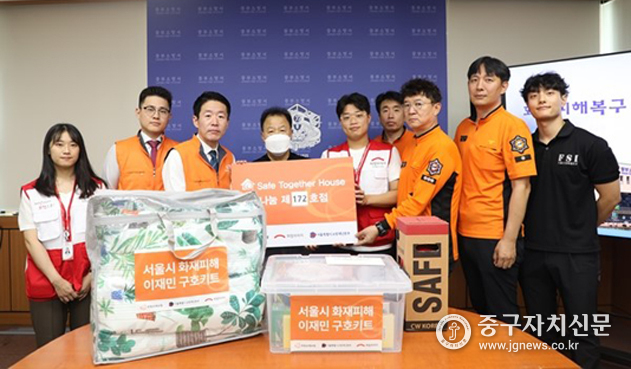 화재로 생활고를 겪고 있는 피해 가정에 위로금과 구호물품을 전달한 뒤 기념촬영을 하고 있다.