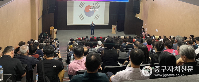 박영한 의원이 주민들에게 1년동안의 의정활동을 보고 하고 있다.