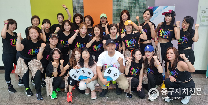 중구몬스타 줌바 팀이 일반부 생할댄스체조 부문에서 1등을 차지한 뒤 파이팅을 하고 있다.