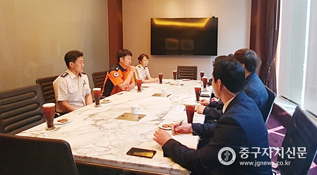 중부소방서에서 호텔 관계자들을 대상으로 화재안전컨설팅 교육을 실시하고 있다. 