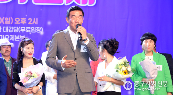 제24회 배호가요제에서 대상 수상자 이민성씨가 열창을 하고 있다.
