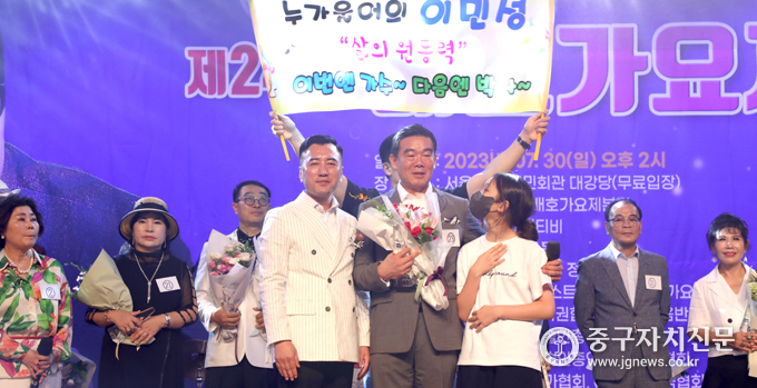제24회 배호가요제에서 강준호(좌측) 회장이 이민성(가운데)씨에게 대상 트로피와 꽃다발을 전달한 뒤 기념촬영을 하고 있다.