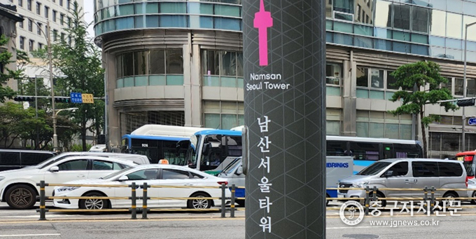 불법광고물 부착방지 시트 설치 모습(남산 서울타워 디자인)