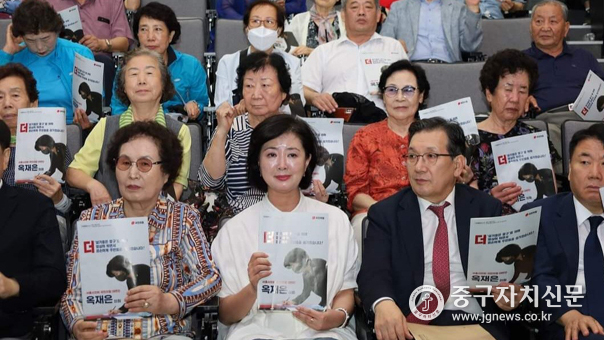 옥재은 의원이 의정활동보고회에서 참석한 주민들과 파이팅을 하고 있다.