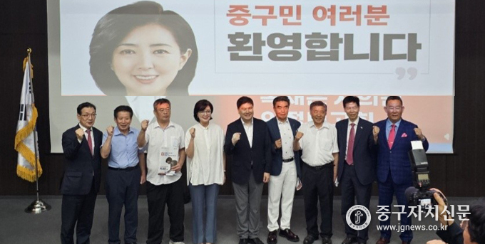 옥재은 시의원 의정활동보고회에서 지상욱 위원장등과 파이팅을 하고 있다.