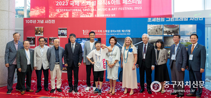2023 국제 스페셜 뮤직&아트 페스티벌 중 조세현의 그린프레임 사진전 개막(사진은 왼쪽 여섯 번째)식에서 기념촬영을 하고 있다. 