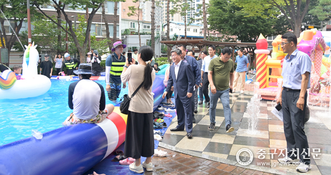 다산어린이공원 물놀이장에서 안전을 점검을 하고 있는 김길성 구청장