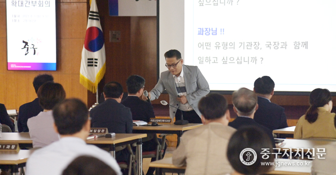 간부 공무원을 대상으로 교육을 실시하는 있다..