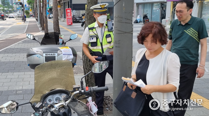 지난 4일 불법 주·정차된 이륜차를 대상으로 합동단속을 실시하고 있다. 