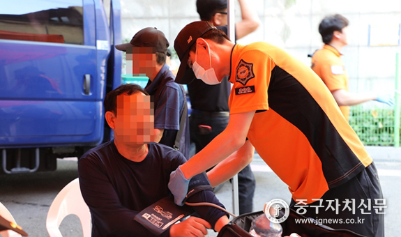 중부소방서 소방대원들이 쪽방촌 주민들의 건강을 체크하고 있다.