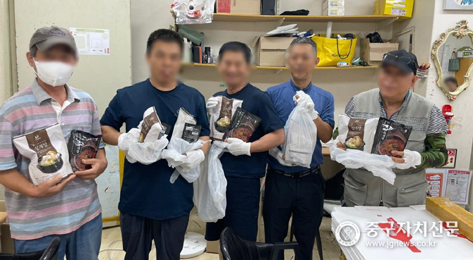 서울중구지역자활센터에서 자활사업 참여 주민들에게 보양식을 지원하고 있다.
