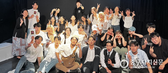 정화예대 융합예술학부 연기전공 학생들이 ‘제1회 스타-아트 연극제’에 출전해 공연을 펼친뒤 V자를 그려보이고 있다.