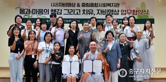 오늘은 내가 주인공이야!’를 외치며 협약식을 마무리하는 단체사진을 촬영하고 있다.