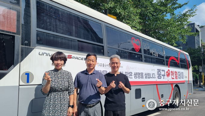 지난 17일 열린 헌혈데이에 김재동(우) 이사장과 송재천(중) 의원, 강현미(좌) 위원장 등이 미니하트로 사랑을 표현하고 있다. 