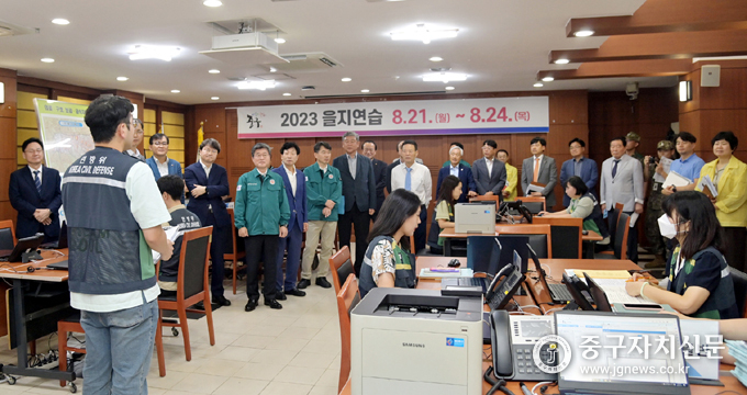 지난 16일 통합방위협 위원들과 통합방위지원본부를 참관하고 있다.