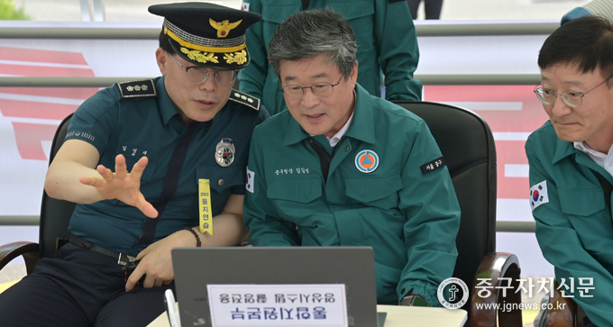하나은행 본점에서 열린 민·관·군·경 합동 을지연습에서 김길성 구청장이 훈련을 보고받고 있다.