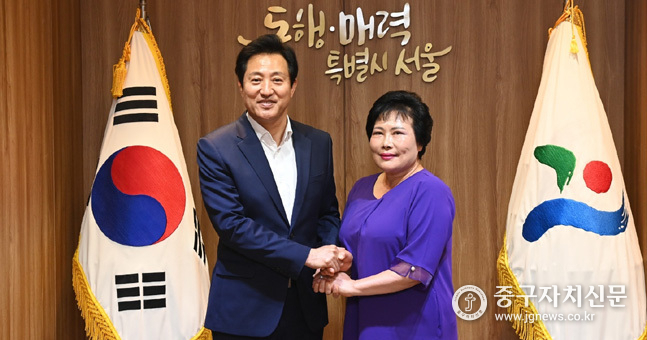 한영순 동대문패션상인연합회장이 오세훈 시장과 악수를 하고 있다.