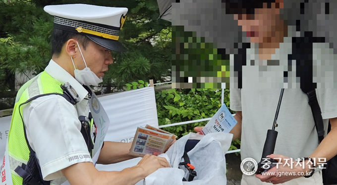 중부경찰서 경찰관들이 도로교통법 단속규정과 최근 사고사례가 담긴 전단지 등을 배부하고 있다. 