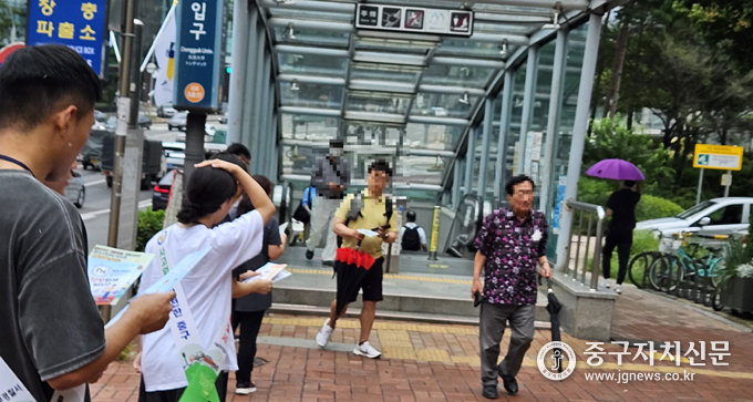 중부경찰서 경찰관들이 동대입구에서 도로교통법 단속규정과 최근 사고사례가 담긴 전단지 등을 배부하고 있다. 