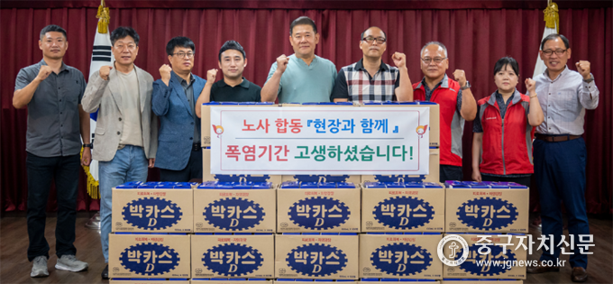 경화수 이사장등이 현장 근로자들을 방문해 격려품을 전달한 뒤 파이팅을 하고 있다.