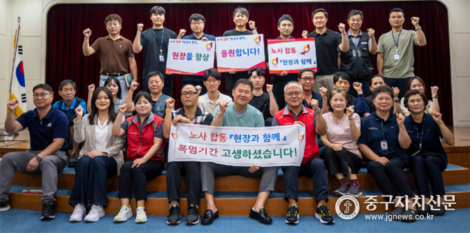 경화수 이사장등이 현장 근로자들을 방문해 격려품을 전달한 뒤 파이팅을 하고 있다.