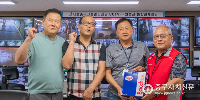 경화수 이사장등이 현장 근로자들을 방문해 격려품을 전달한 뒤 파이팅을 하고 있다.