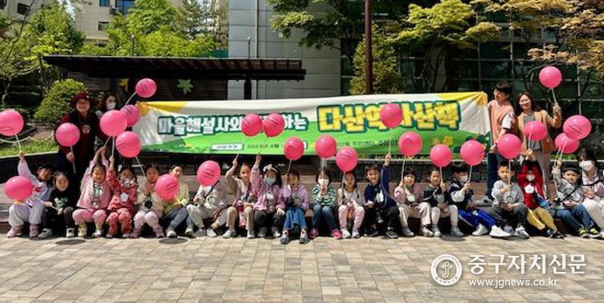 서울중구 다산동 ‘다산역사산책’에서 기념촬영을 하고 있다.