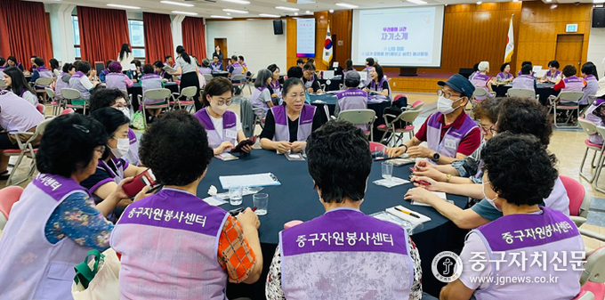‘2023 신규 자원봉사자 교육’ 등 재능별 워크숍에서 봉사자들이 자기소개를 하고 있다. 