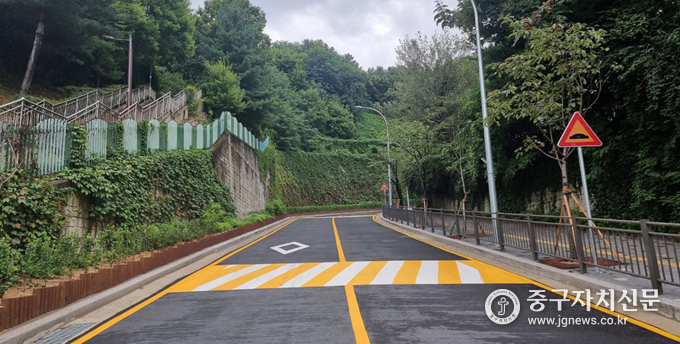  남산타운아파트 인근 동호로에 미끄럼방지를 한 포장도로 전경.