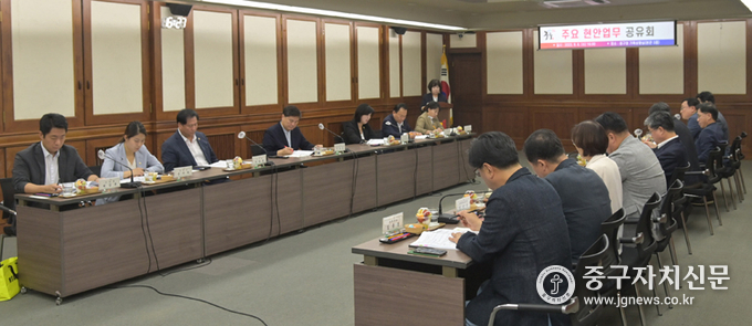 국민의힘 지상욱 위원장과 구청장, 시·구의원 등이 당정회의를 하고 있다.