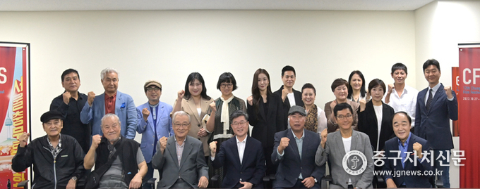 제12회 서울충무로영화제 홍보대사 위촉식에서 김길성 중구청장이 홍보대사들과 조직위원장들과 파이팅을 하고 있다.