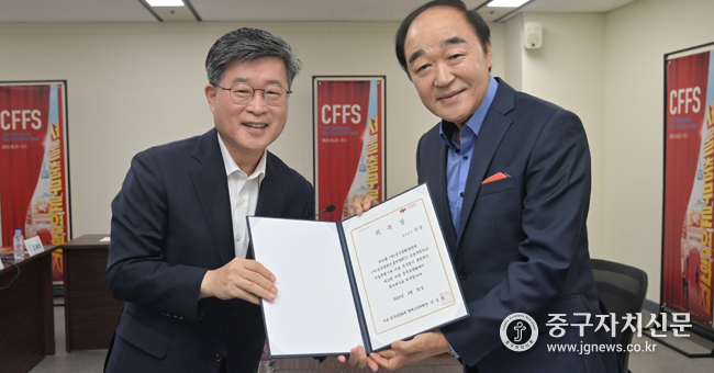김길성 명예조직위원장이 장광 배우에게 위촉장을 수여하고 있다.
