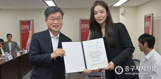 김길성 명예조직위원장이 송지우 배우에게 위촉장을 전수하고 있다.