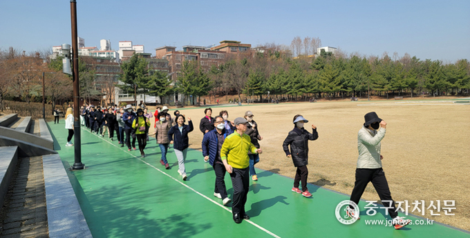 건강지도자 교육생들이 올바른 걷기 수업을 받고 있다.