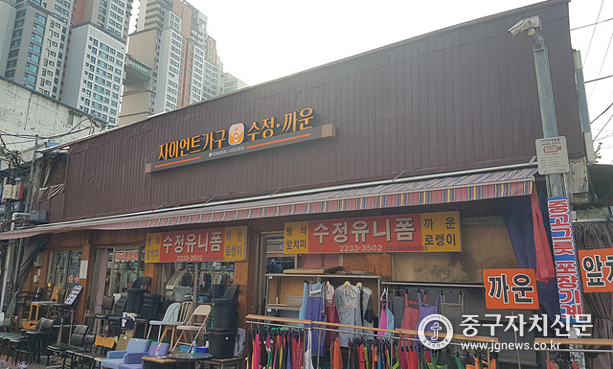 간판개선 전(좌)과 후(우)의 황학동 가구거리 모습.