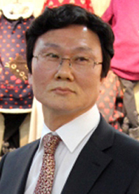 김 홍 민 남대문아동복상가연합회장<br>
/ 탑랜드아동복상가 회장