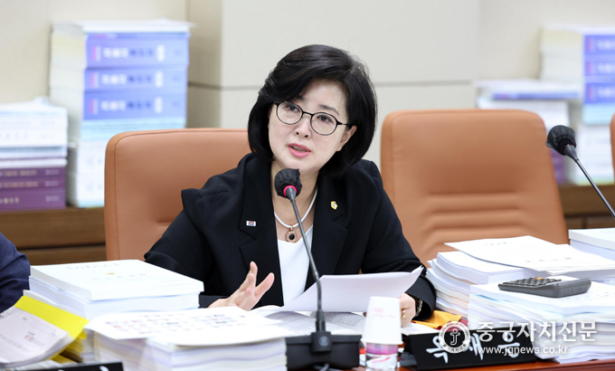 옥재은 의원이 ‘신혼부부 등 주택 융자 지원에 관한 조례안’을 발의하고 있다.